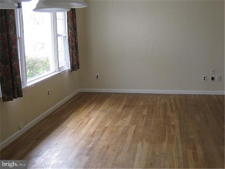704 Manfield Road Newark, DE 19713 - Photo 3 of 14 Living Room