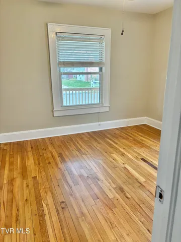 $1,700 | 806 East B Street, Elizabethton, TN 37643