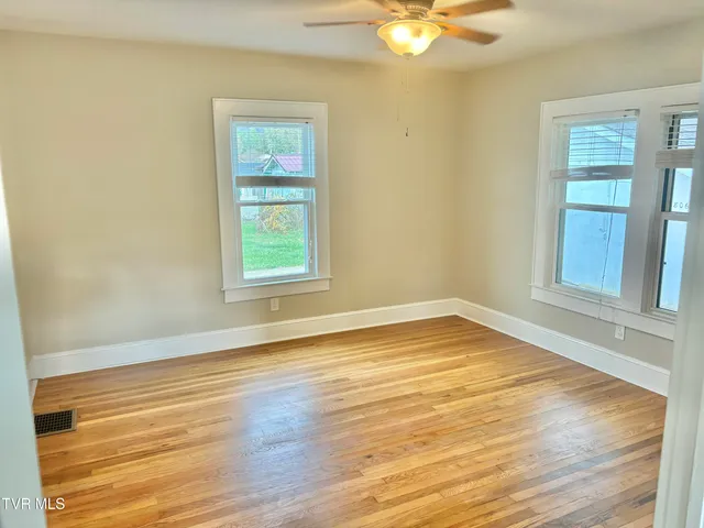 $1,700 | 806 East B Street, Elizabethton, TN 37643