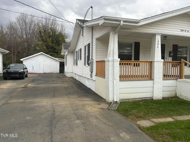 $1,700 | 806 East B Street, Elizabethton, TN 37643
