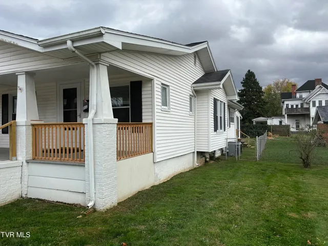 $1,700 | 806 East B Street, Elizabethton, TN 37643