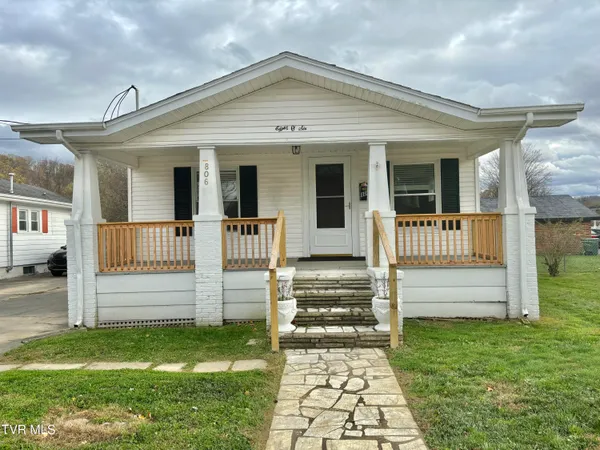 $1,700 | 806 East B Street, Elizabethton, TN 37643