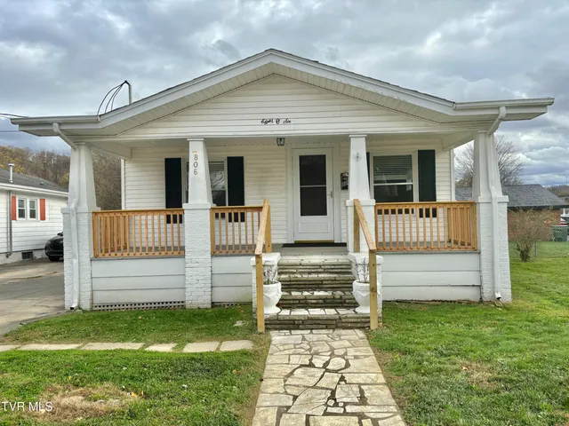$1,700 | 806 East B Street, Elizabethton, TN 37643