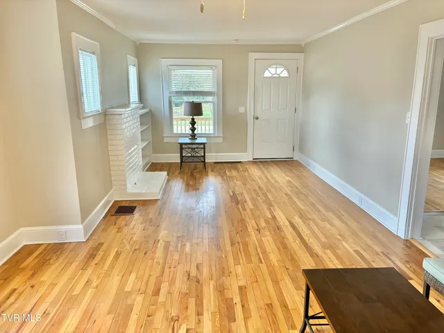 $1,700 | 806 East B Street, Elizabethton, TN 37643