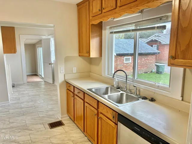 $1,700 | 806 East B Street, Elizabethton, TN 37643