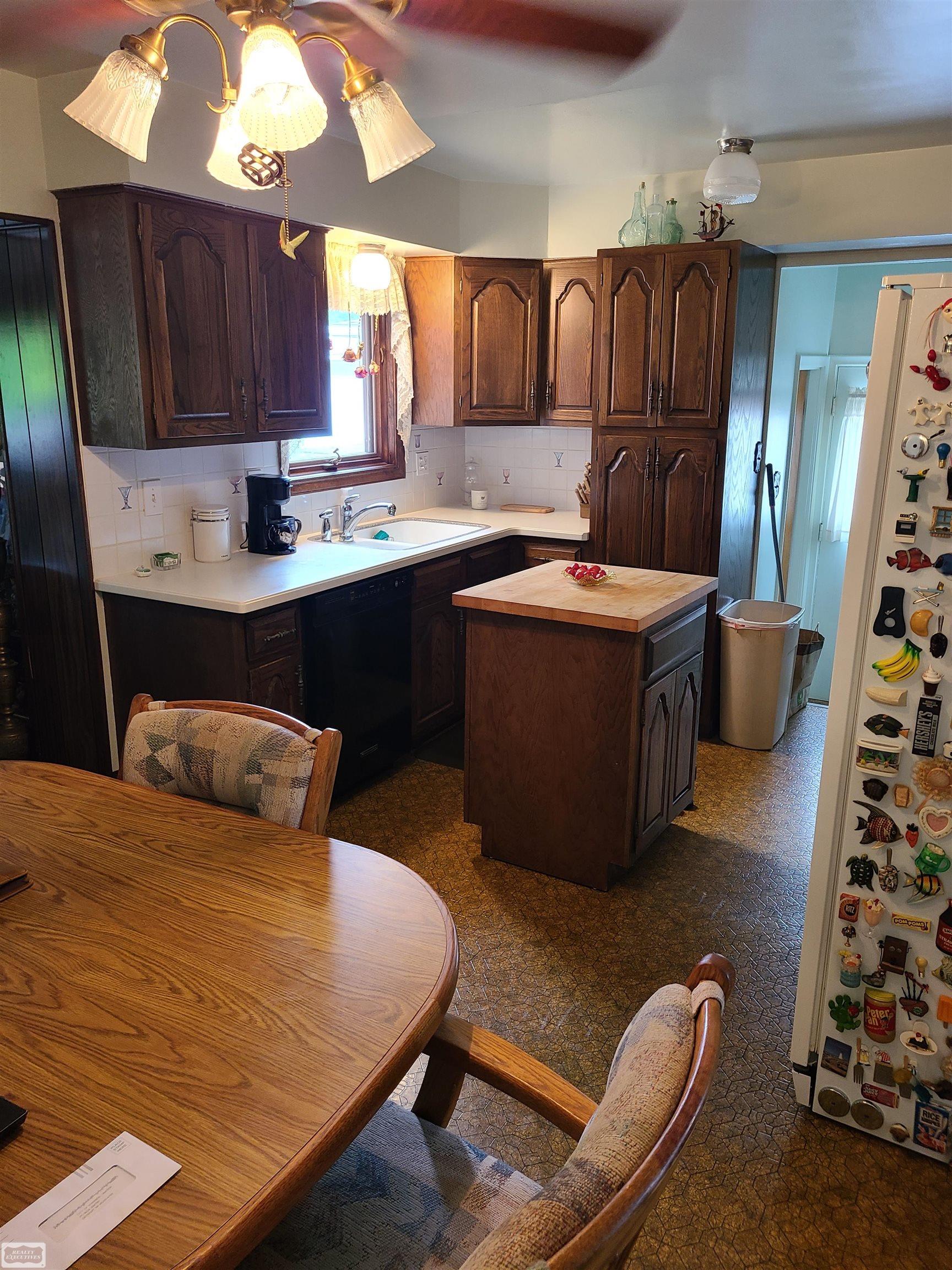 29621 Schoenherr Road Warren, MI 48088 - Photo 4 of 23 50092804-3.JPG