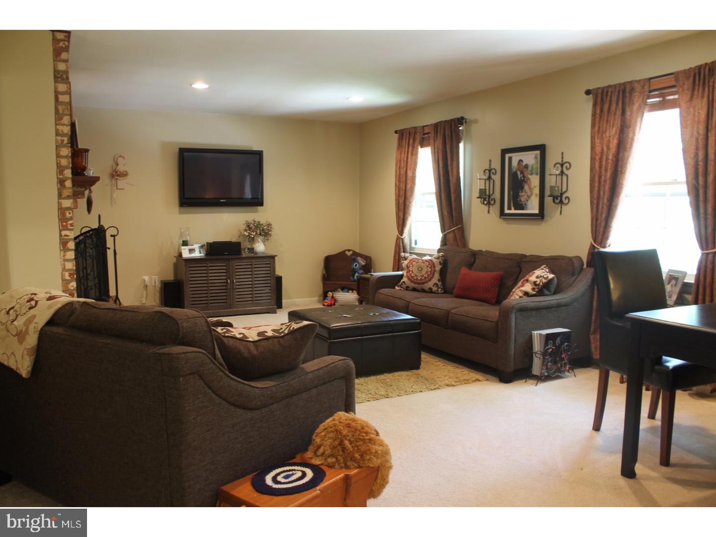 248 Ridge Road Southampton, NJ 08088 - Photo 3 of 18 Living Room