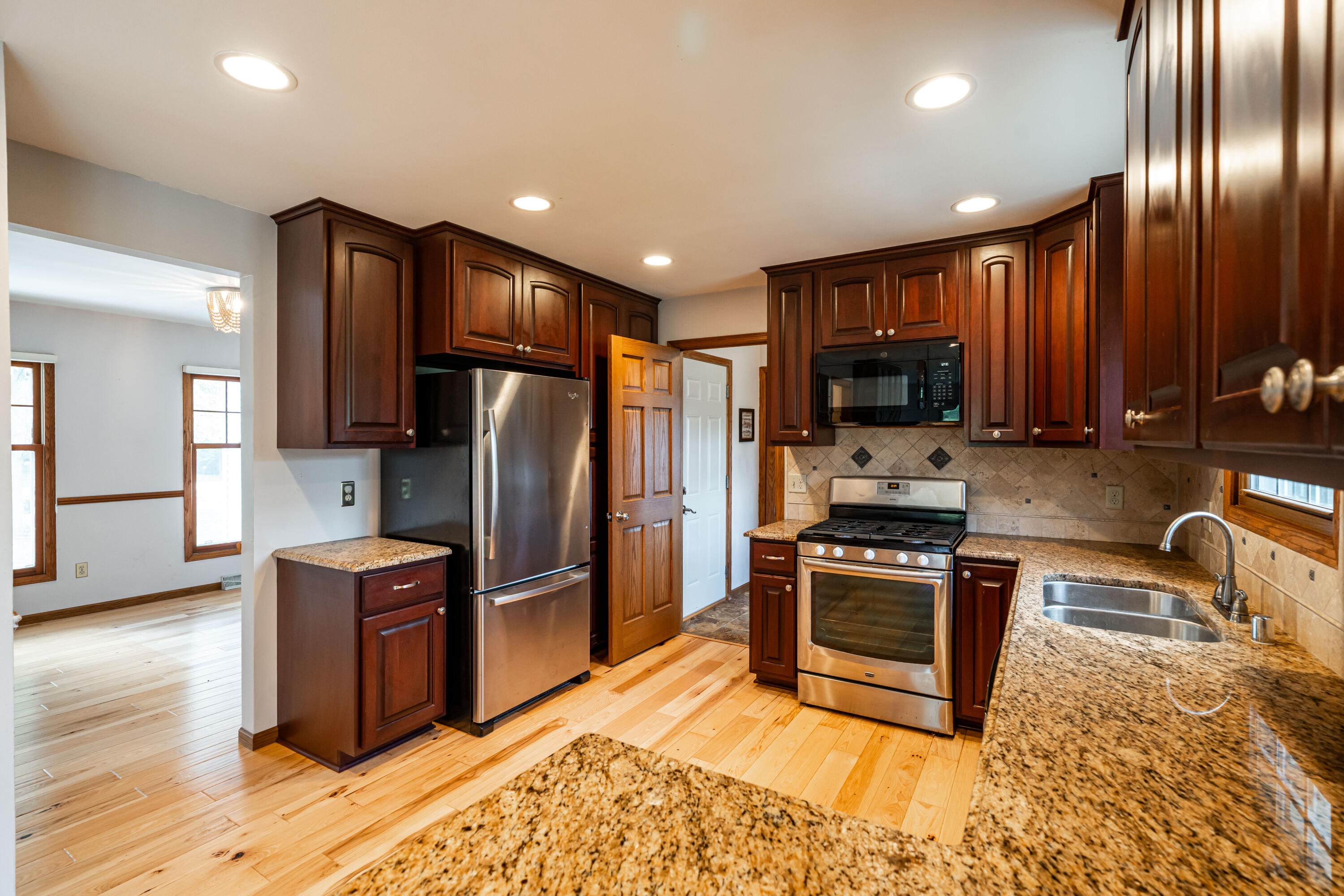 1958 Homestead Court Cedarburg, WI 53012 - Photo 11 of 60 kitchen