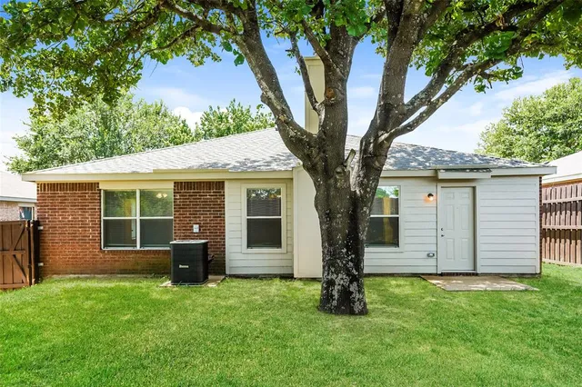 $1,910 | 111 Oakhurst Drive, Seagoville, TX 75159