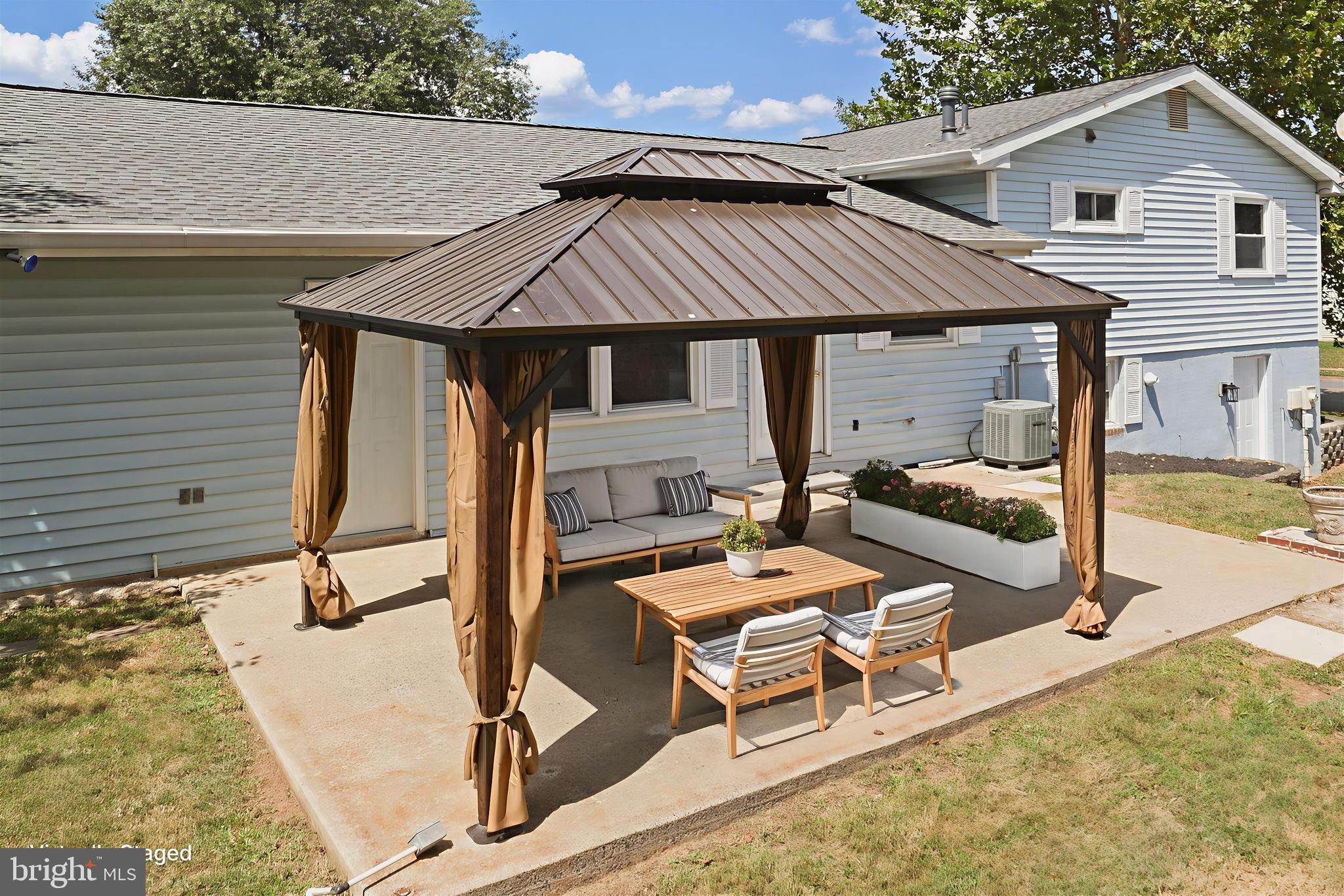 736 North York Road Sterling, VA 20164 - Photo 33 of 40 Gazebo