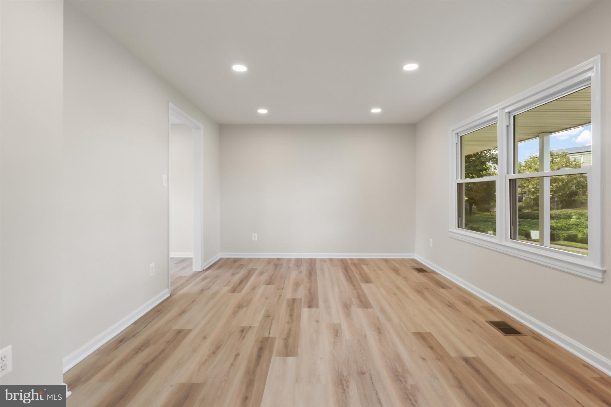 736 North York Road Sterling, VA 20164 - Photo 4 of 40 Living Room