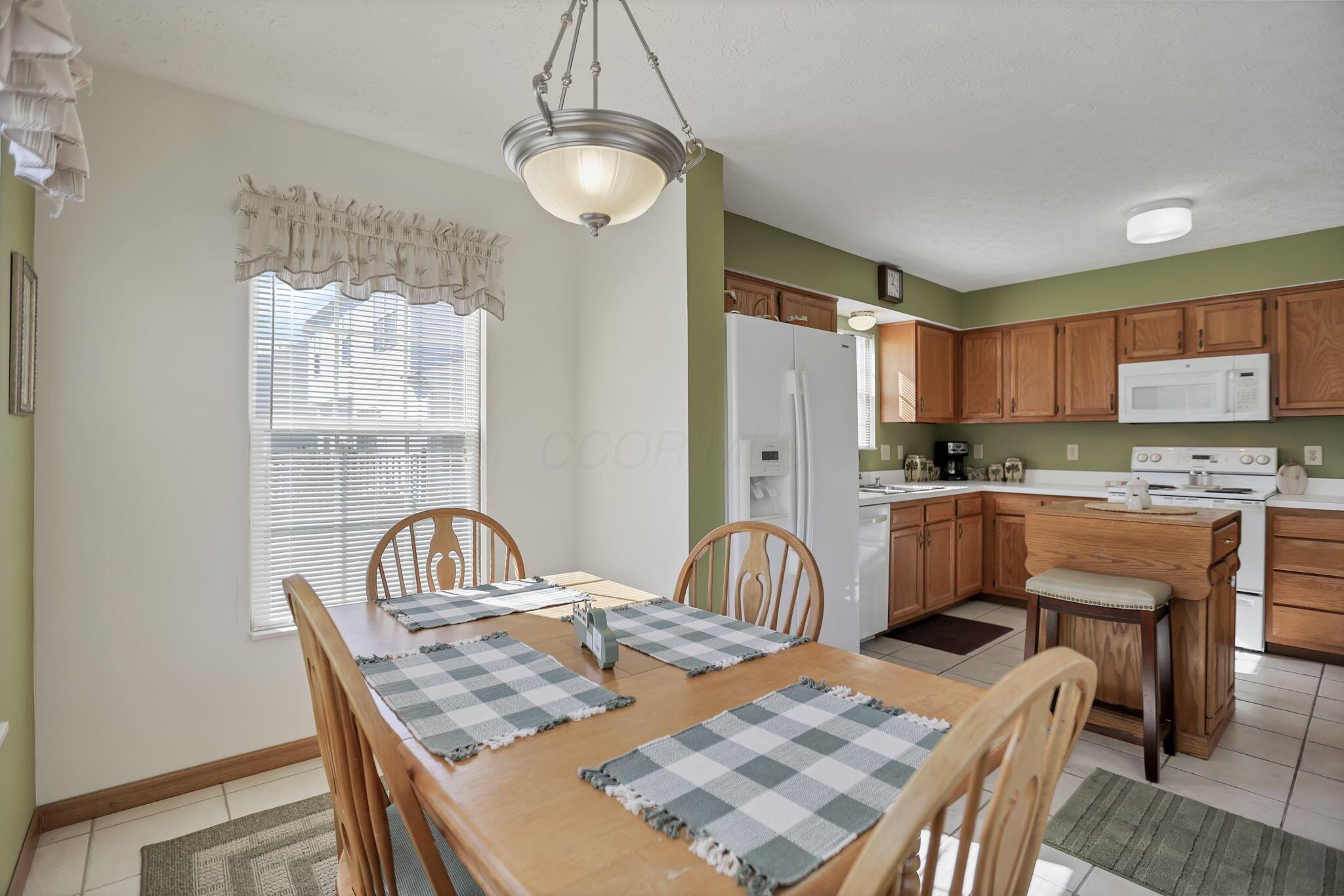 1588 Heatherview Lane Heath, OH 43056 - Photo 16 of 52 Dining & Kitchen