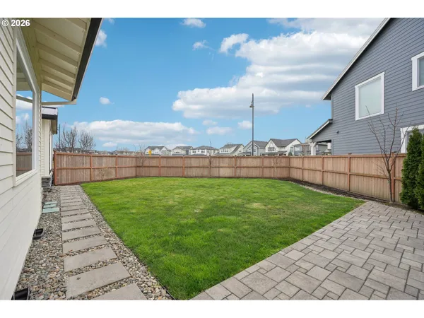 a view of a backyard