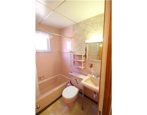 305 Wright Street McKees Rocks, PA 15136 - Photo 5 of 18 Full Bath.