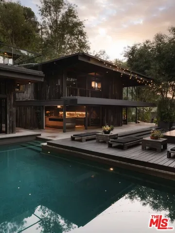 a view of a back yard