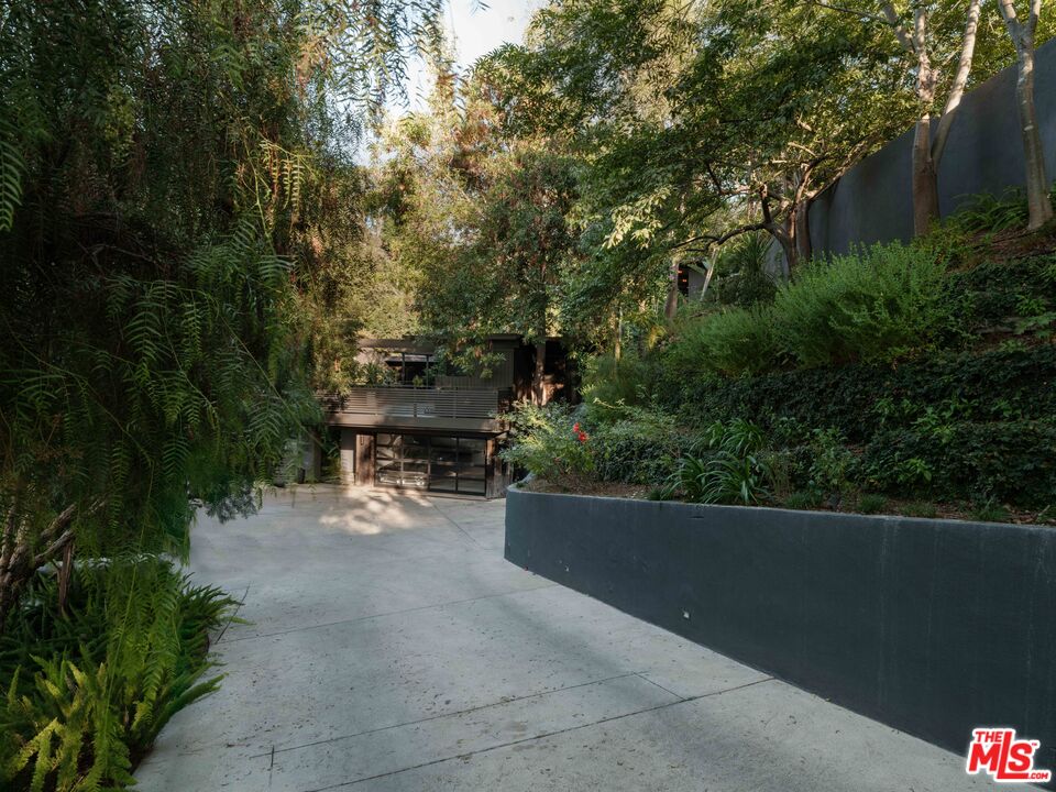 2563 Nichols Canyon Road Los Angeles, CA 90046 - Photo 32 of 32 a view of a back yard