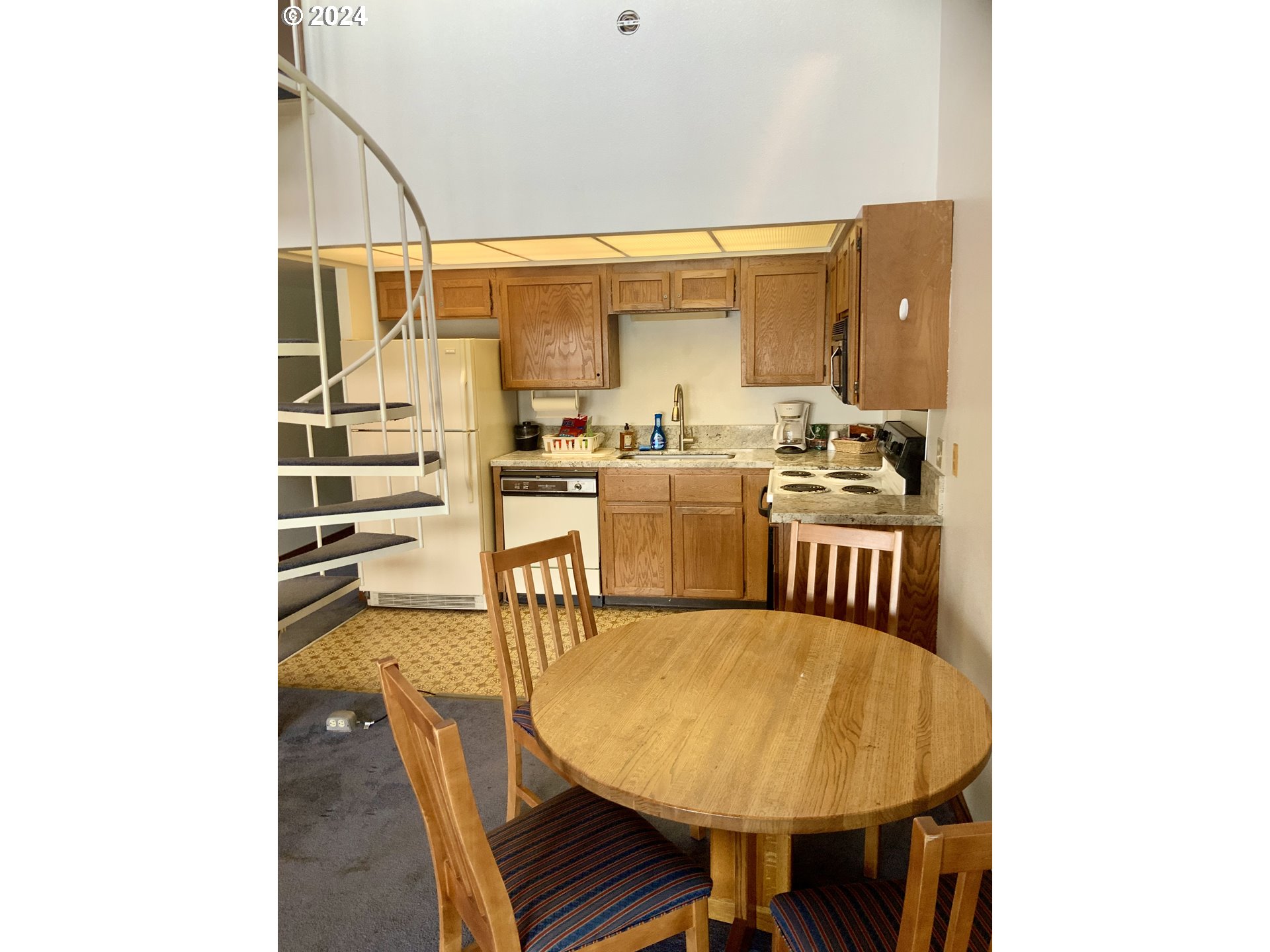 94304 Wedderburn Loop, Unit 429 Gold Beach, OR 97444 - Photo 3 of 19 Dining Area