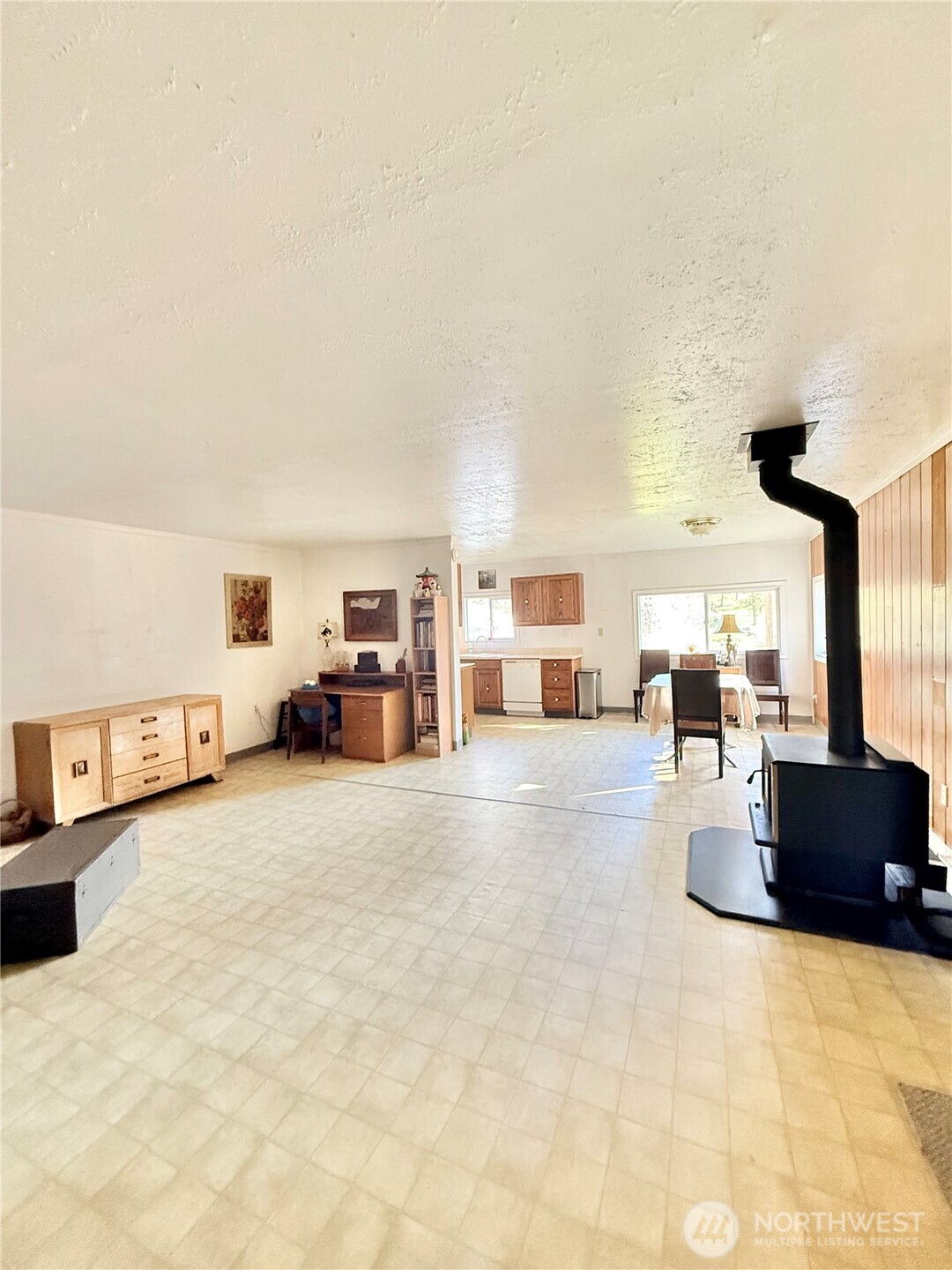 1092 Aeneas Valley Road Tonasket, WA 98855 - Photo 21 of 40 a living room with furniture and a flat screen tv
