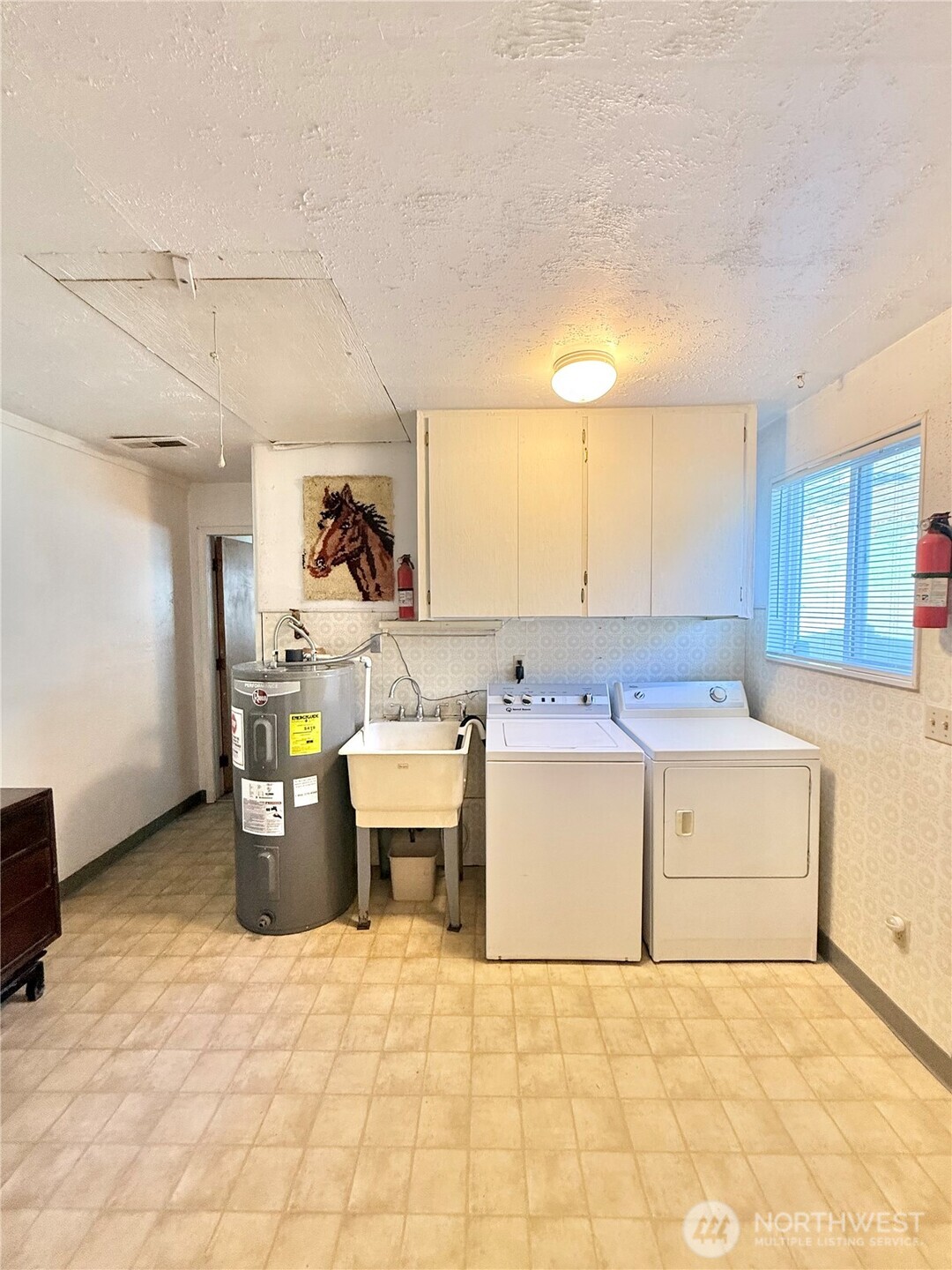 1092 Aeneas Valley Road Tonasket, WA 98855 - Photo 38 of 40 a room with a bed and cabinets