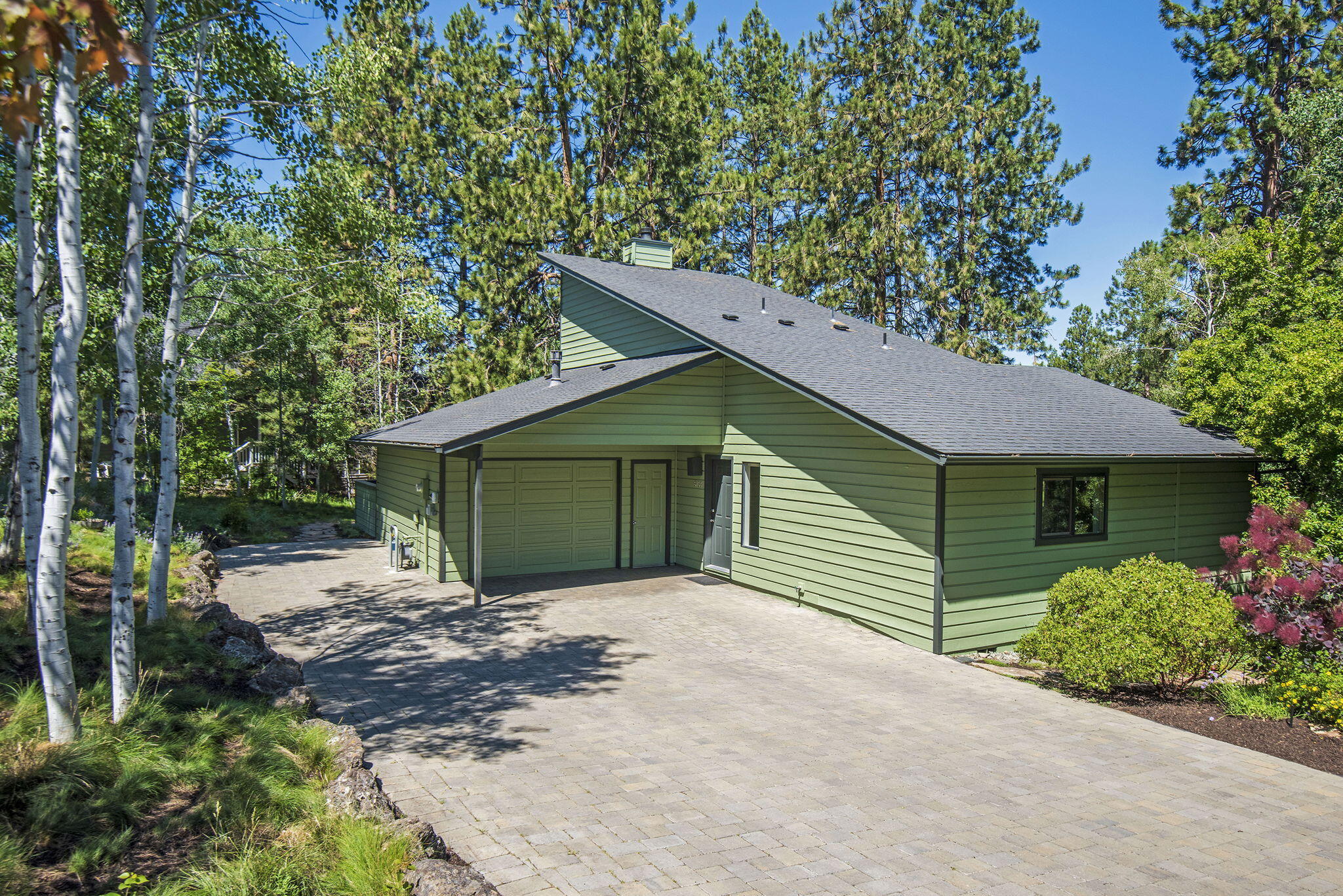 61531 West Ridge Ave Bend Bend, OR 97702 - Photo 2 of 32 2