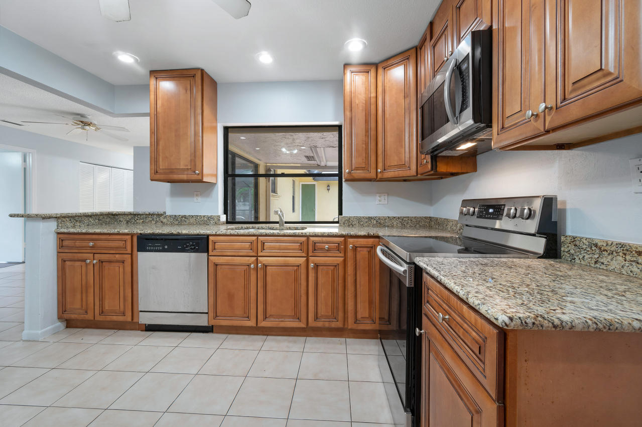 20633 Carousel Circle West Boca Raton, FL 33434 - Photo 8 of 32 019-20633CarouselCircleWest-BocaRaton-FL