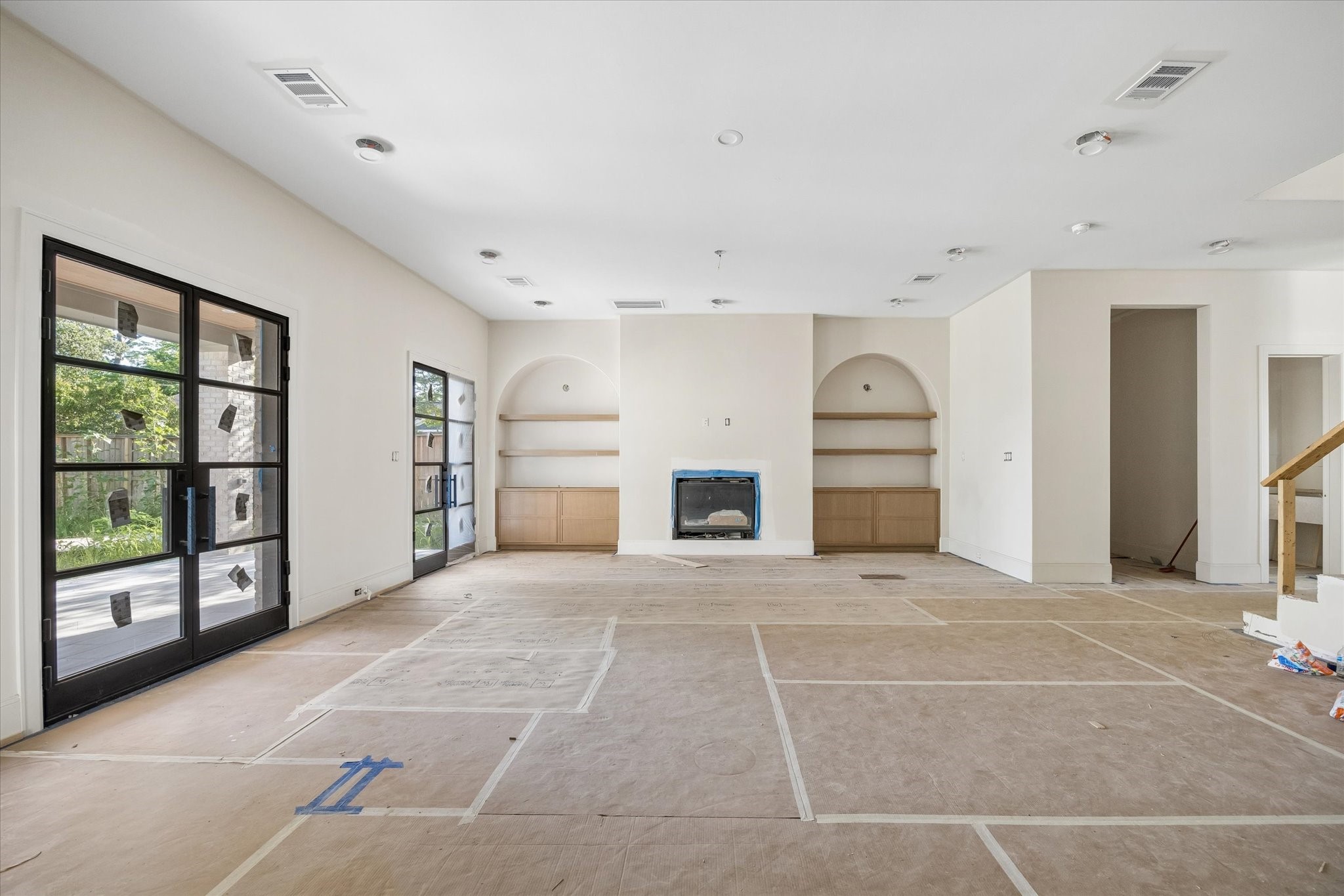515 West 33rd Street Houston, TX 77018 - Photo 5 of 30 a big room with windows and closet