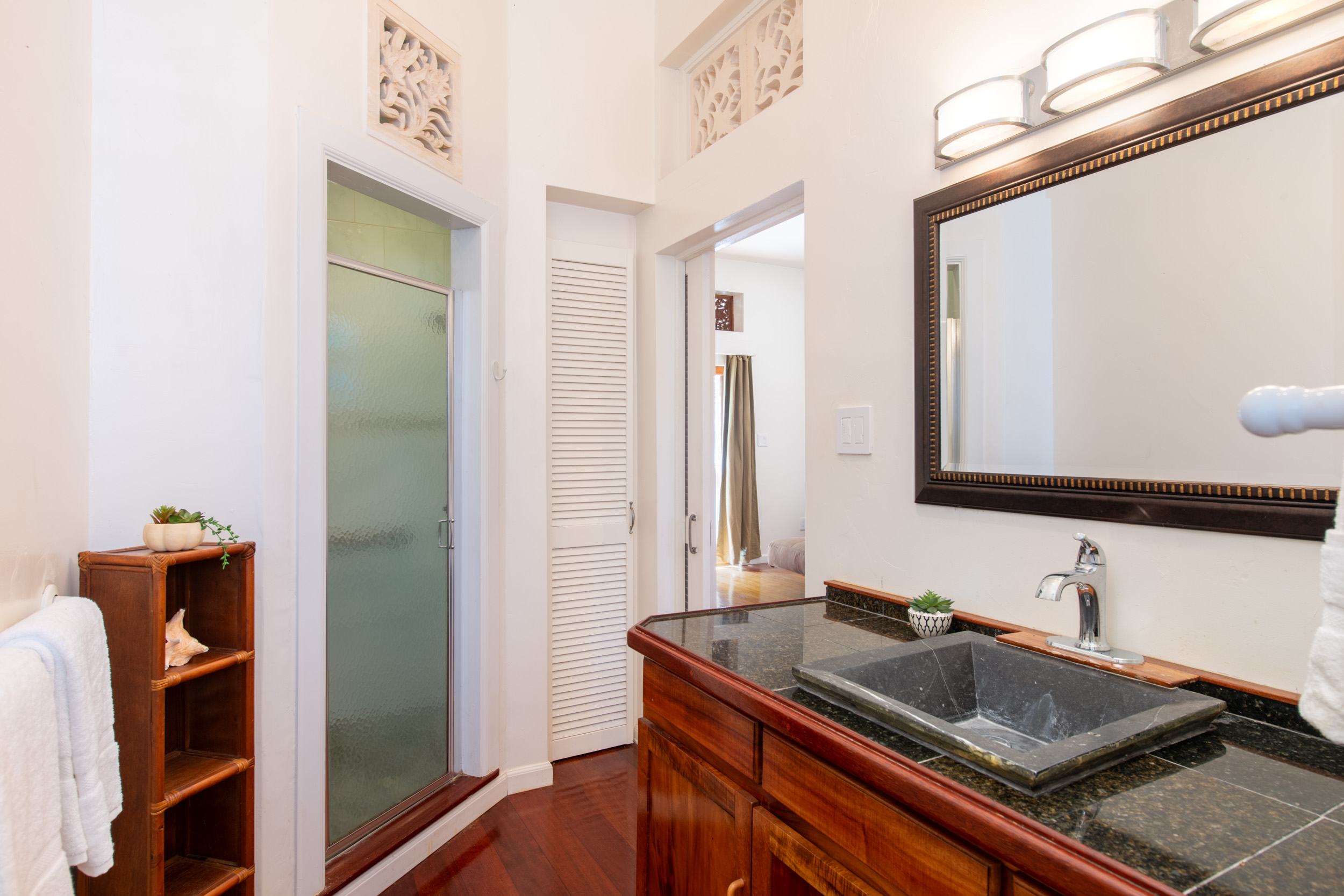 44-2325 Middle Road Honokaa, HI 96727 - Photo 21 of 29 a bathroom with a sink and a mirror