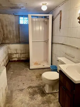 a view of a house with backyard