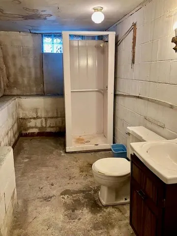 a view of a house with backyard