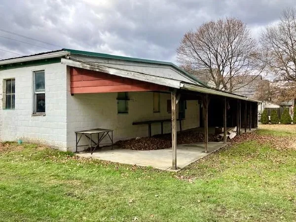 a view of a yard with a tree