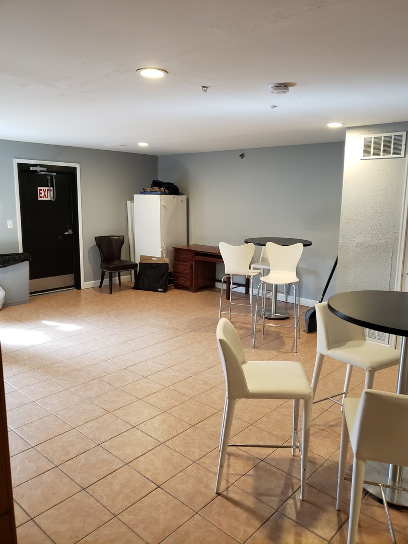 908 Greenbrier Road, Unit 908 DeKalb, IL 60115 - Photo 8 of 14