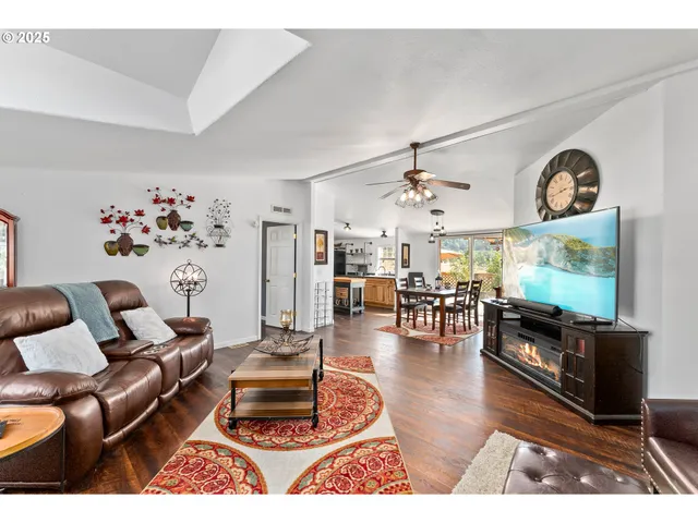 $319,000 | 184 Southeast Cordelia Drive, Myrtle Creek, OR 97457