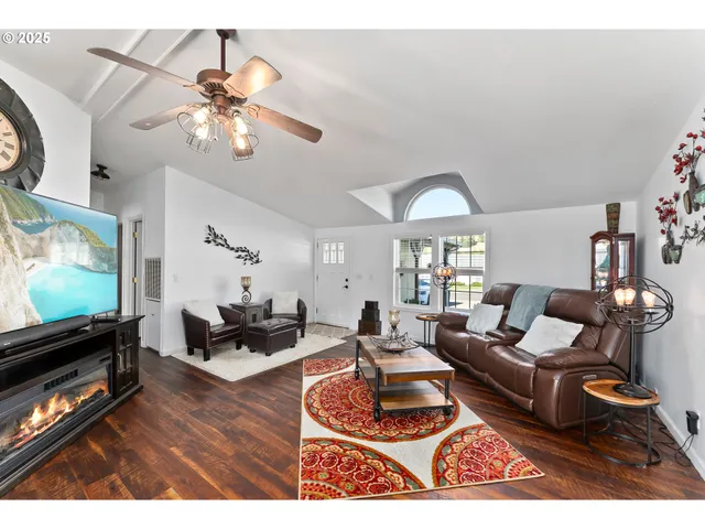 $319,000 | 184 Southeast Cordelia Drive, Myrtle Creek, OR 97457