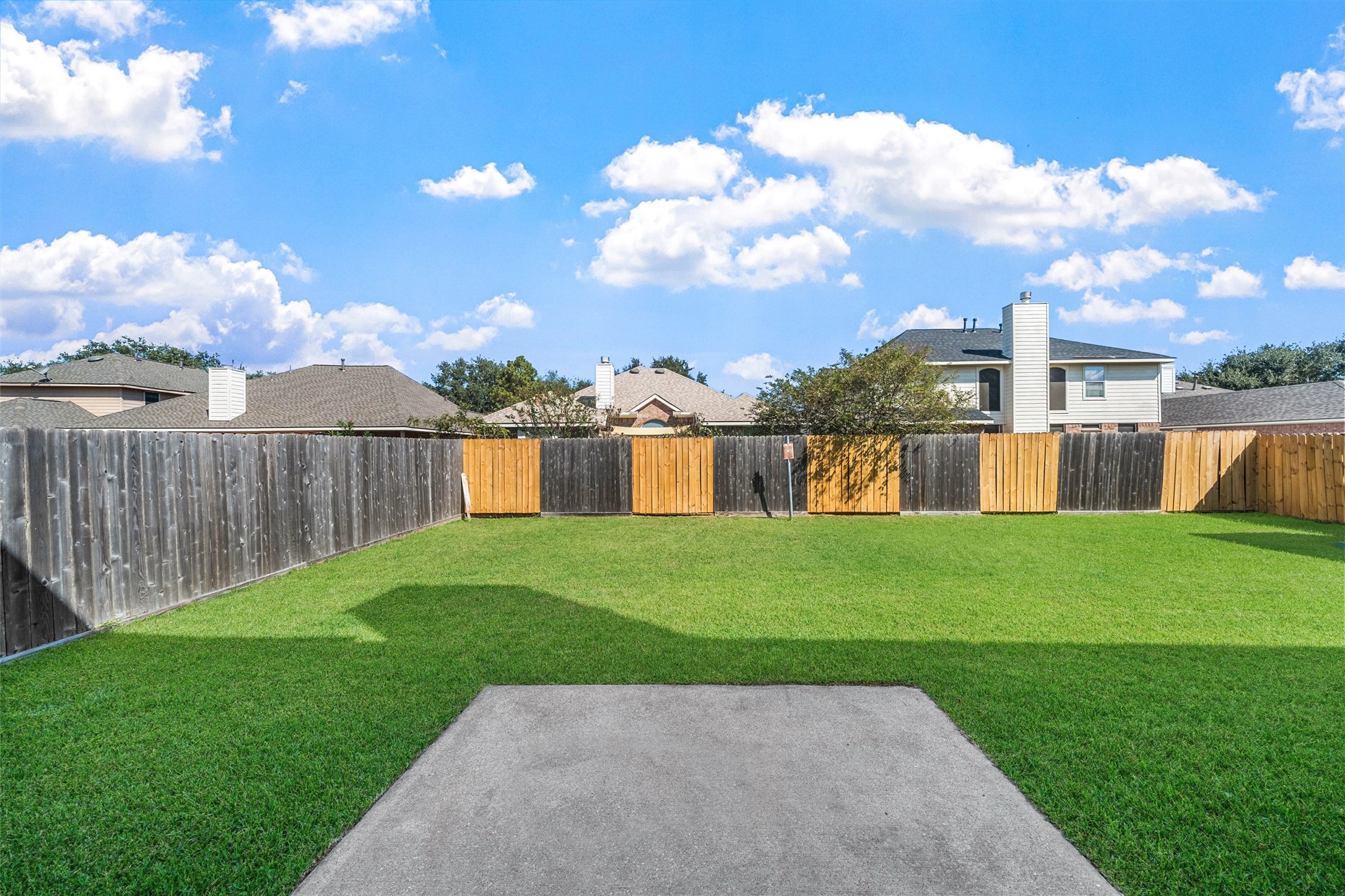 14213 Stone Bluff Lane Rosharon, TX 77583 - Photo 43 of 45 a view of a garden with a house in the background