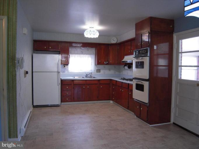 10610 Gorman Road Laurel, MD 20723 - Photo 3 of 20 Table space kitchen