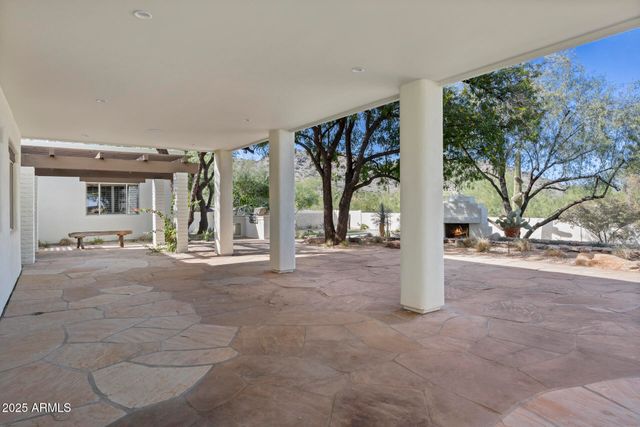 a view of a house with backyard and tree