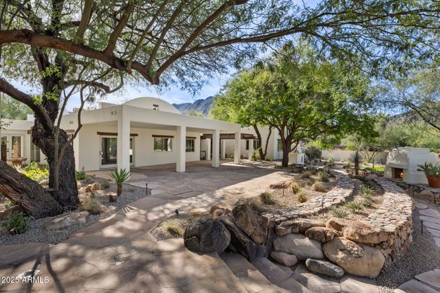 a view of a house with backyard