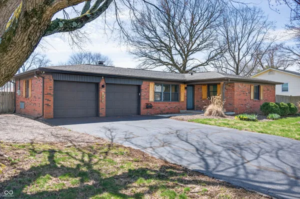 $290,000 | 5483 East Karlsway Drive, Columbus, IN 47201