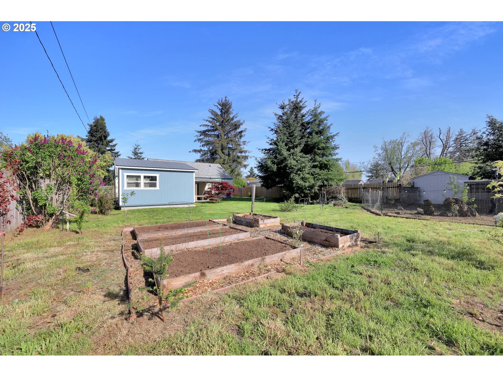 830 Jerry Street Eugene, OR 97402 - Photo 19 of 22 a backyard of a house with table and chairs
