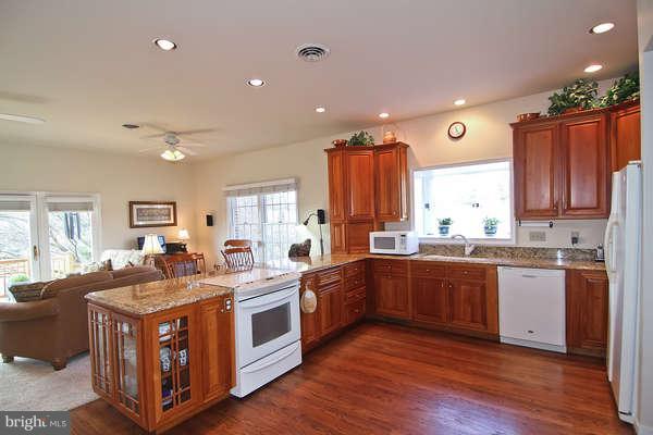 23530 Kings Valley Road Germantown, MD 20876 - Photo 11 of 30 Kitchen