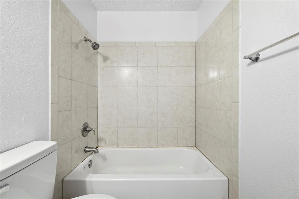 12482 Abrams Road, Unit 1327 Dallas, TX 75243 - Photo 20 of 32 a bathroom with a bathtub