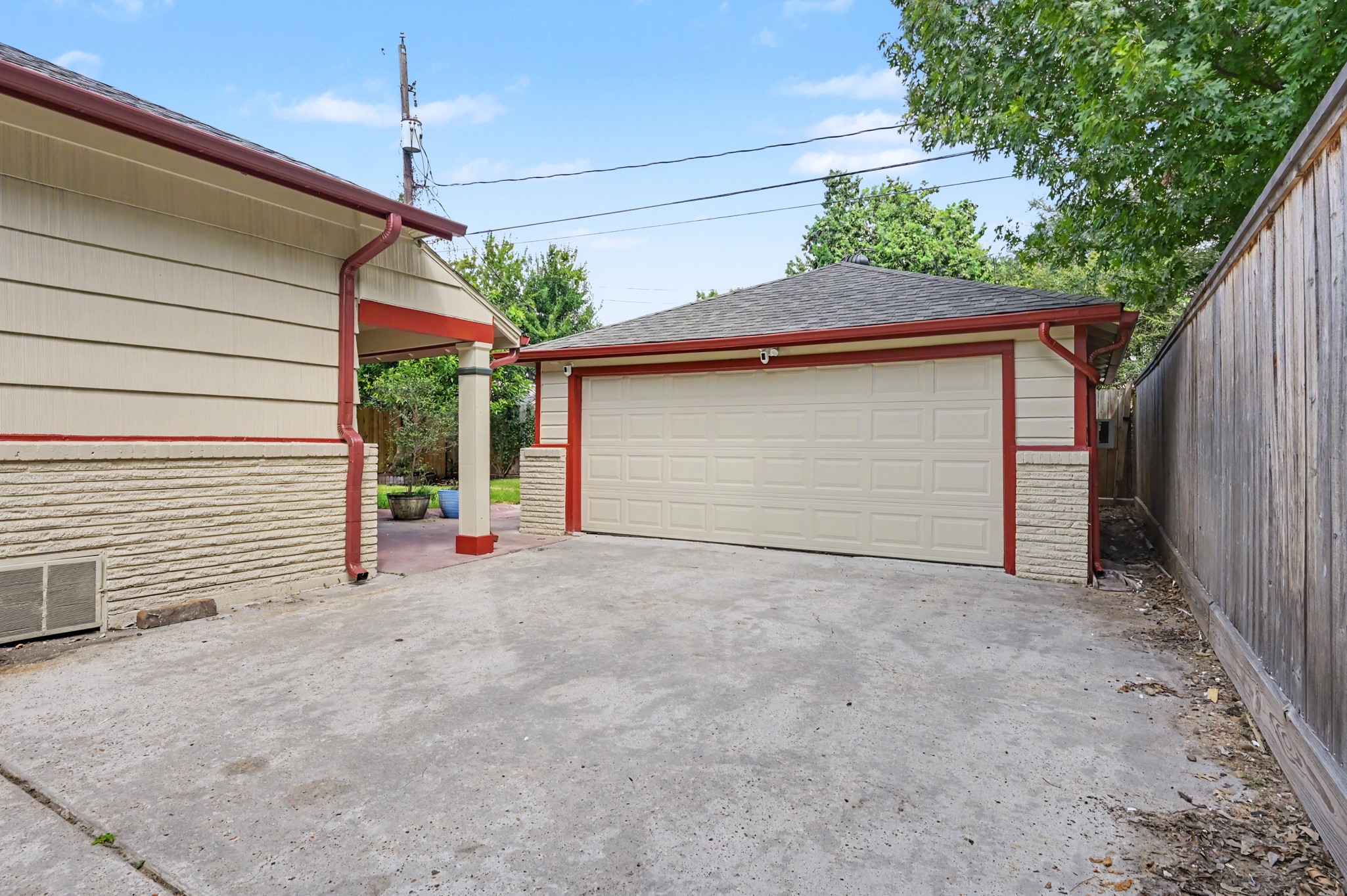 807 Key Street Houston, TX 77009 - Photo 26 of 27 Detached two-car garage with a wide driveway and convenient access to the home and backyard.