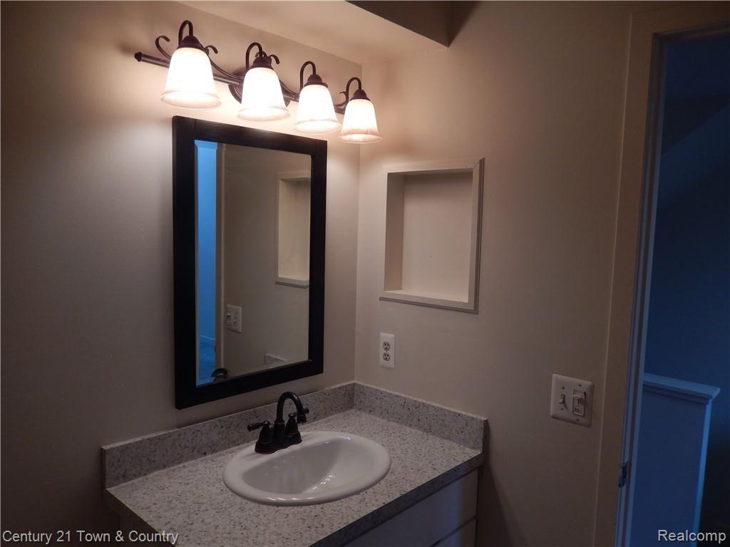 696 Charing Court, Unit 186 Rochester, MI 48307 - Photo 5 of 56 DSCN2149.JPG
