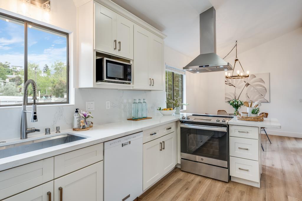 139 Bennett Road Aptos, CA 95003 - Photo 7 of 38 Gallery Image 7