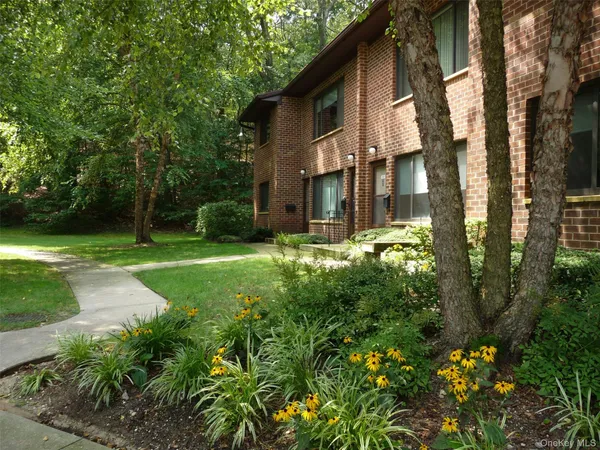 $2,810 | 44 Highway 25A, Unit 303, Smithtown, NY 11787