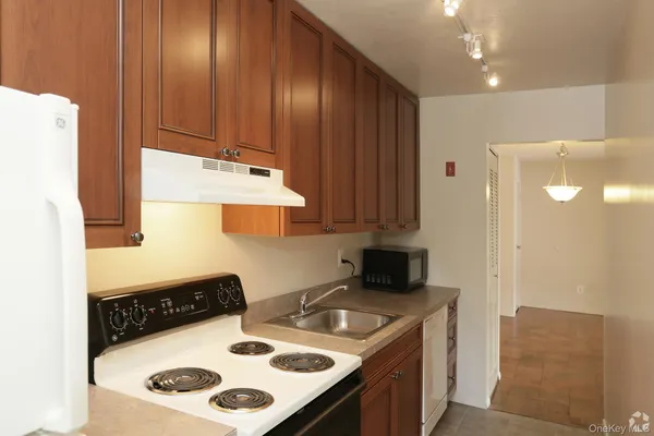 $2,810 | 44 Highway 25A, Unit 303, Smithtown, NY 11787