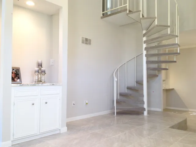 a view of entryway and kitchen
