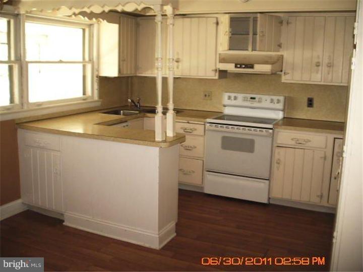 21 Incurve Road Levittown, PA 19057 - Photo 4 of 11 Kitchen