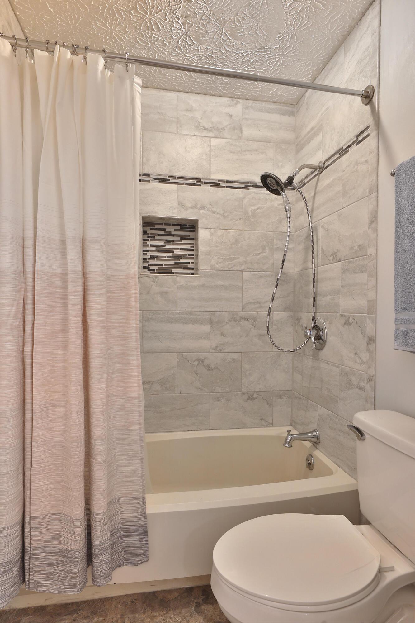 5365 Reed Road Columbus, OH 43235 - Photo 22 of 37 2nd Floor Full Bathroom