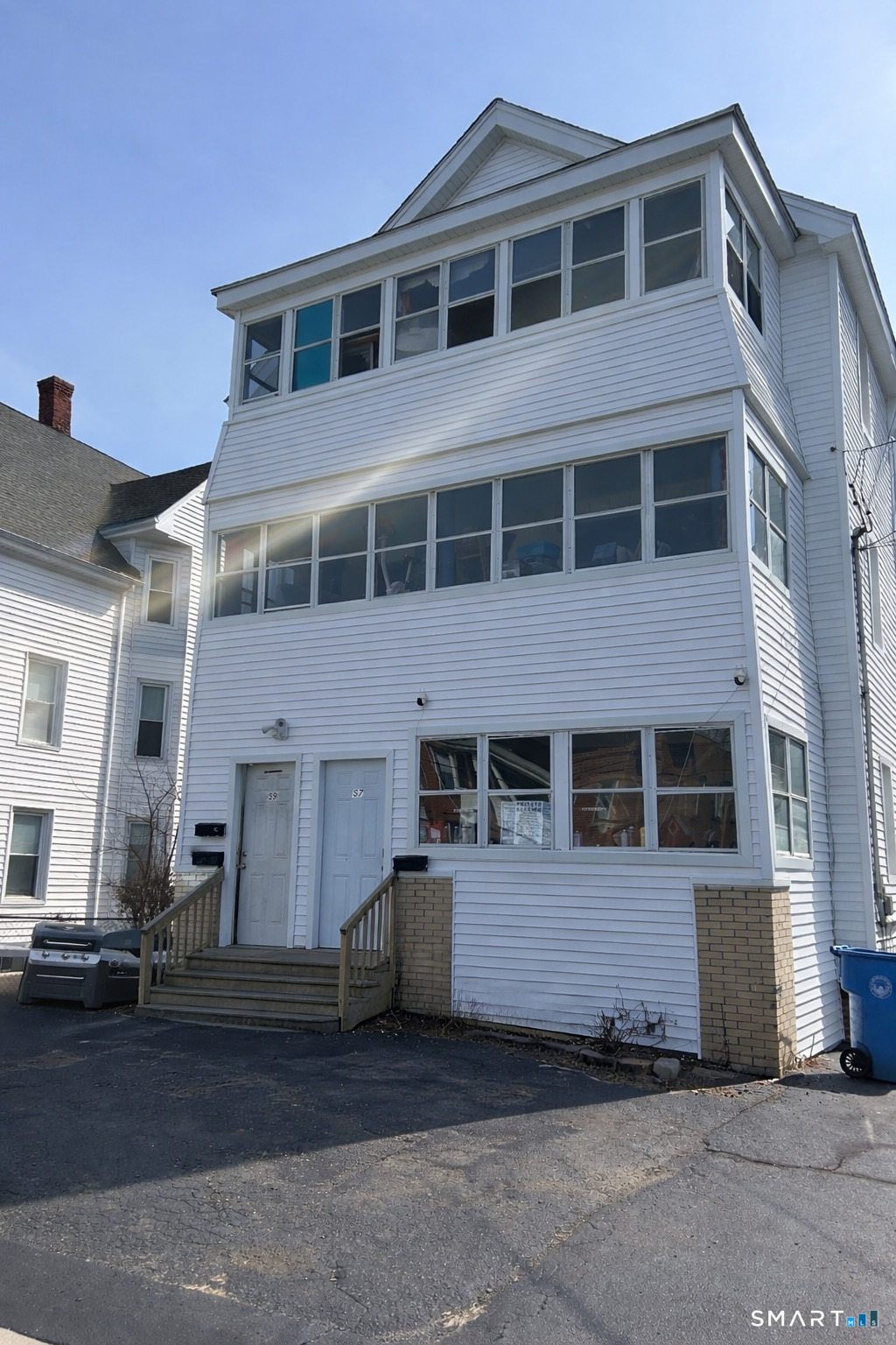 Front Building 3 Unit with 3 Bedrooms